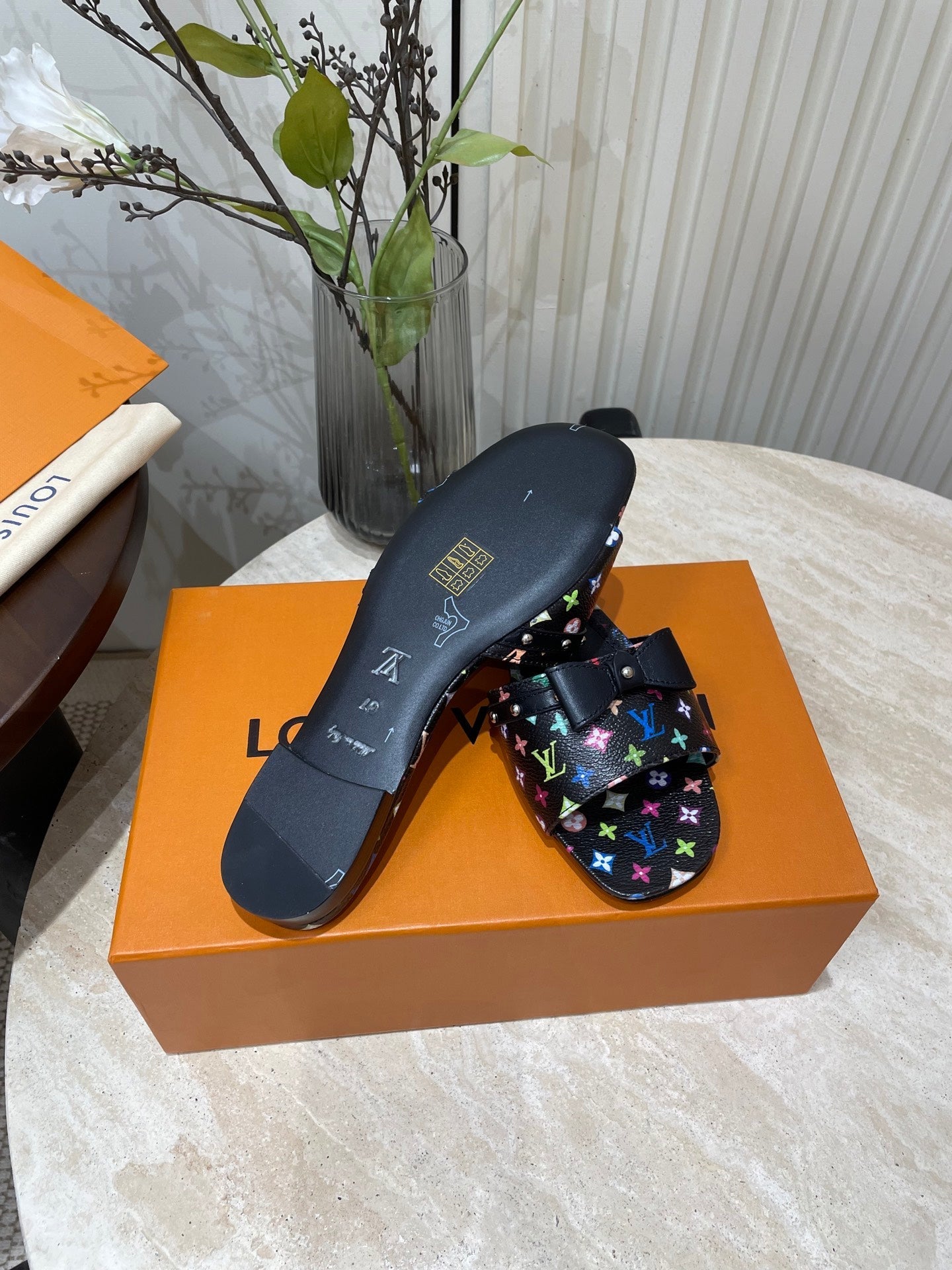 BOW FLAT MULES IN BLACK MONOGRAM LAMBSKIN、mysite、Cacoeks