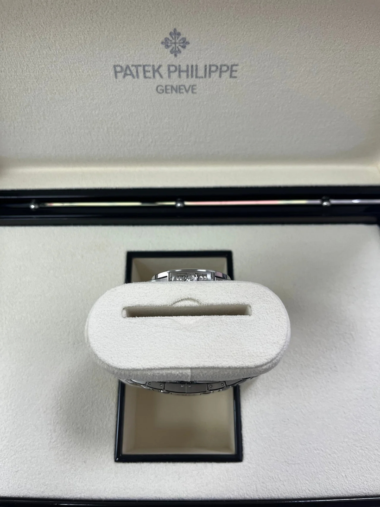 Patek Philippe Nautilus Ladies 7118/1200A-011 Super Clone – 35.2mm Silver Dial Replica Watch
