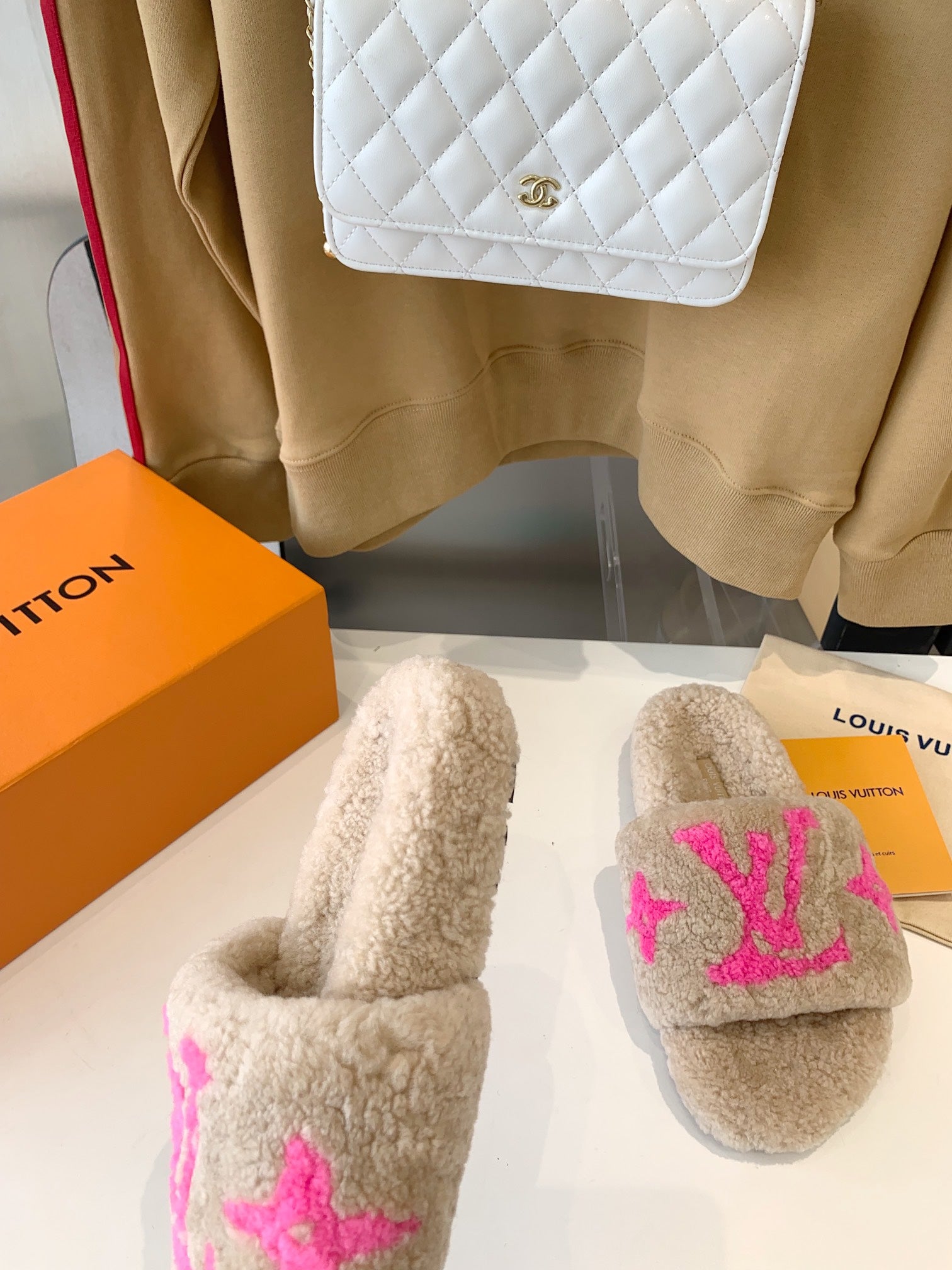 LV WOMEN'S PASEO FLAT SLIPPER IN BEIGE FLEECE WITH BRIGHT PINK LOGO、mysite、Cacoeks