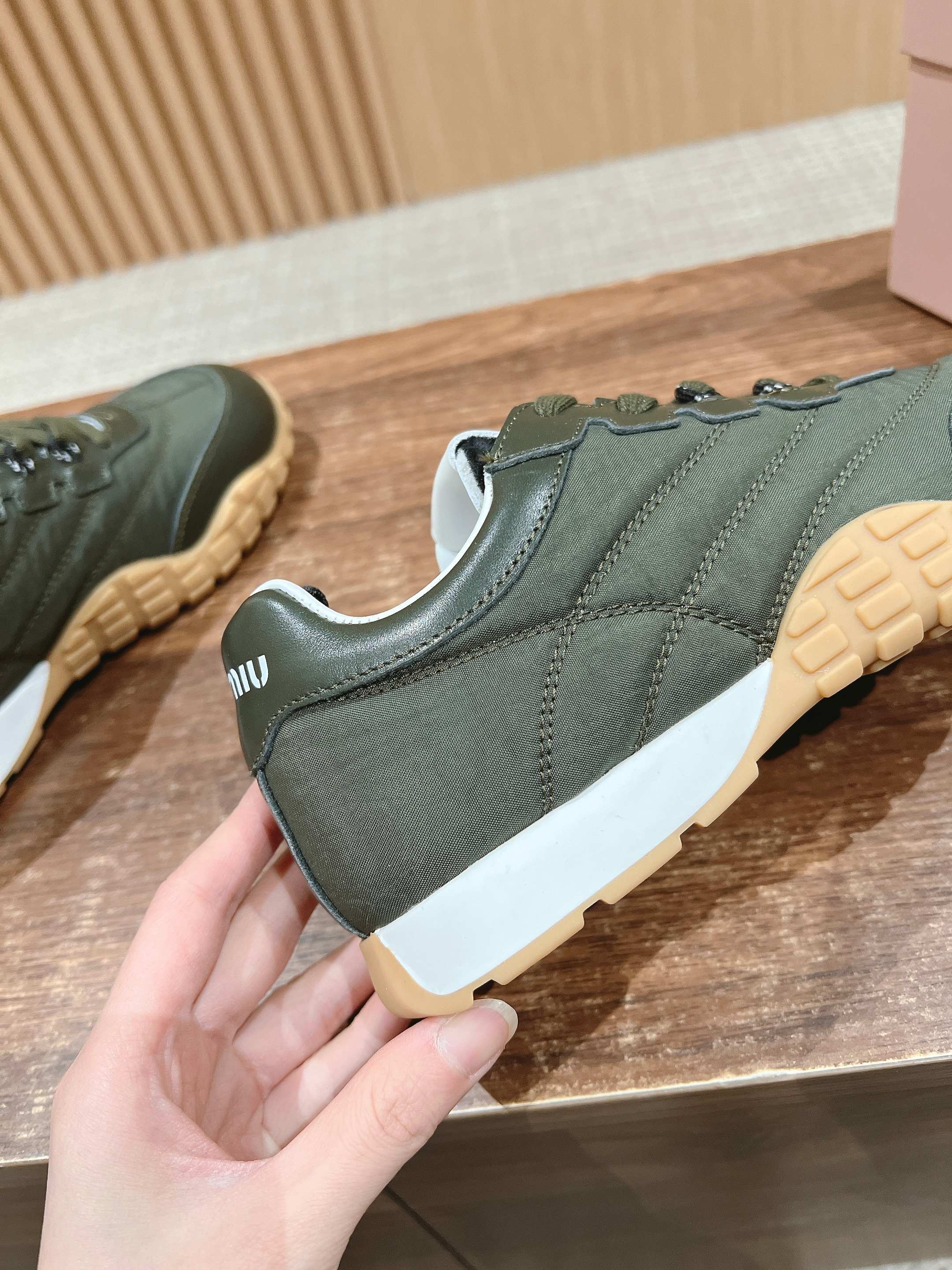 RUNNING SNEAKERS IN ARMY GREEN LAMBSKIN AND FABRIC ANTI-SLIP RUBBER SOLE、mysite、Cacoeks