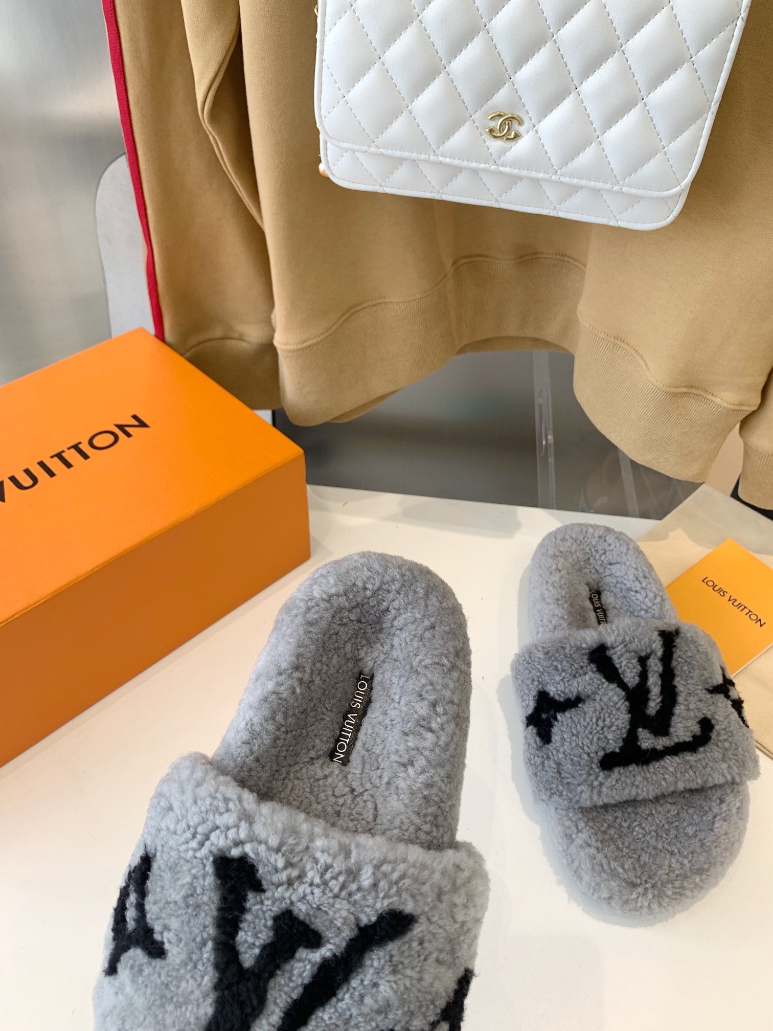 LV WOMEN'S PASEO FLAT SLIPPER IN GREY FLEECE WITH BLACK LOGO、mysite、Cacoeks