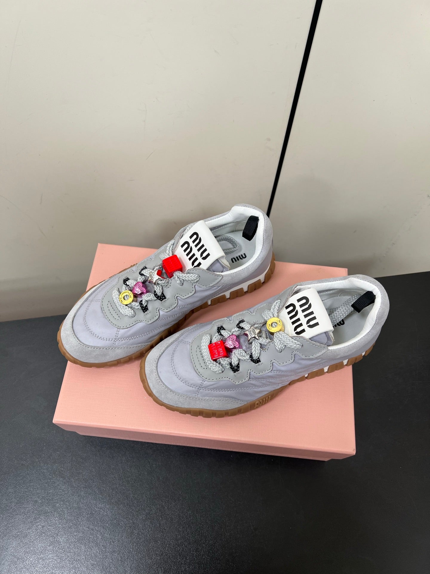 TYRE SNEAKERS IN GREY TECHNICAL FABRIC AND SUEDE WITH STICKER、mysite、Cacoeks