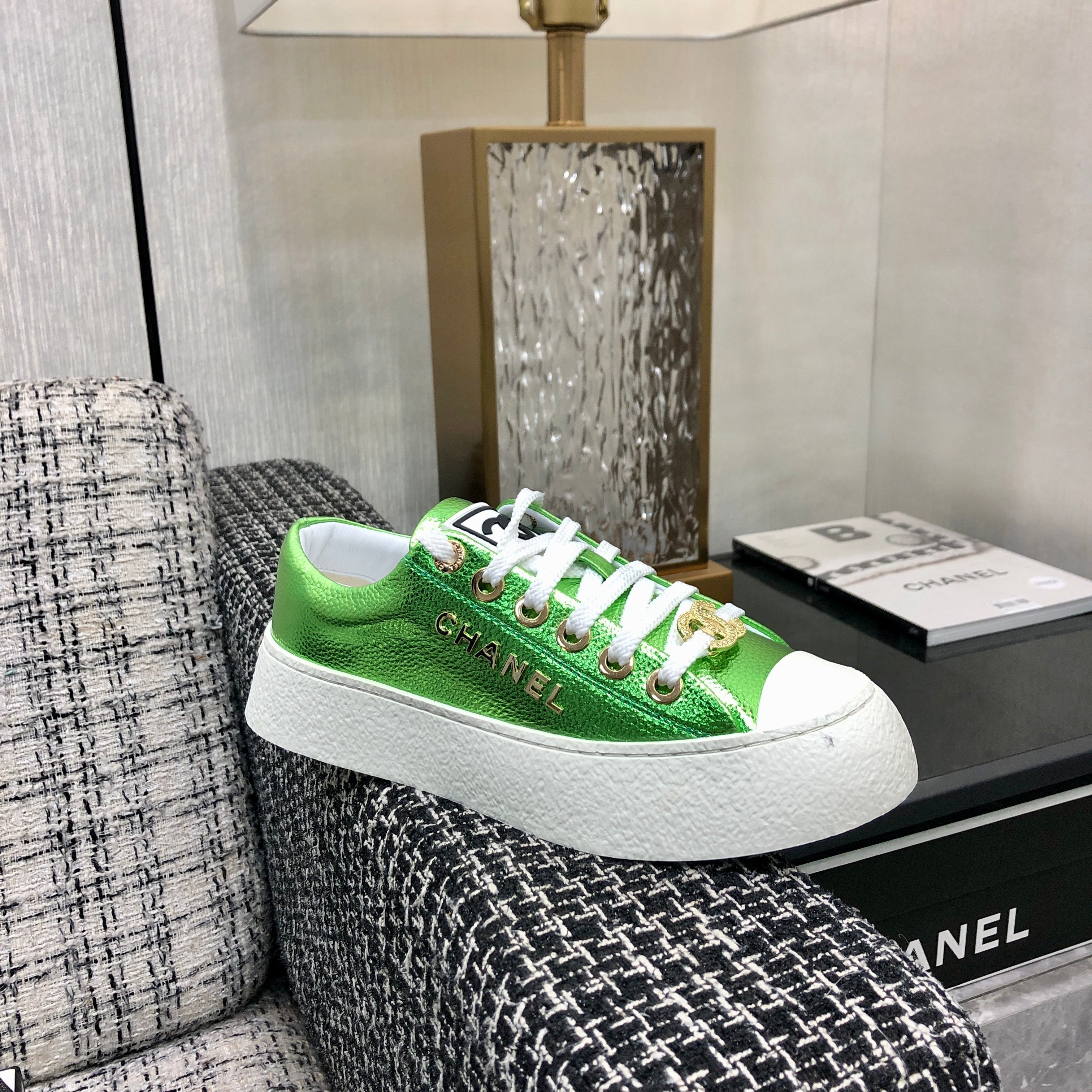 CASUAL SNEAKER IN EMERALD GREEN METALLIC LAMBSKIN WITH GOLD LOGO、mysite、Cacoeks