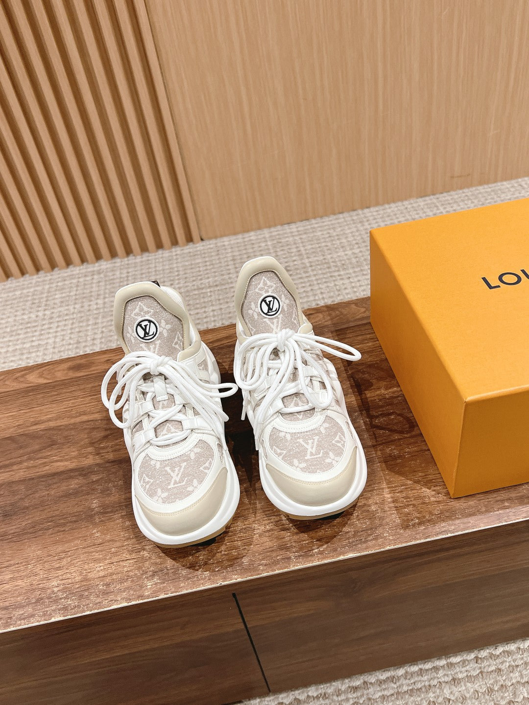 LV ARCHLIGHT SNEAKER IN WHITE CALFSKIN AND CAMEL BEIGE MONOGRAM DENIM、mysite、Cacoeks