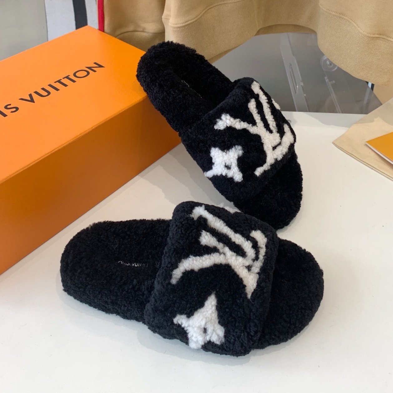 LV WOMEN'S PASEO FLAT SLIPPER IN BLACK FLEECE WITH WHITE LOGO、mysite、Cacoeks