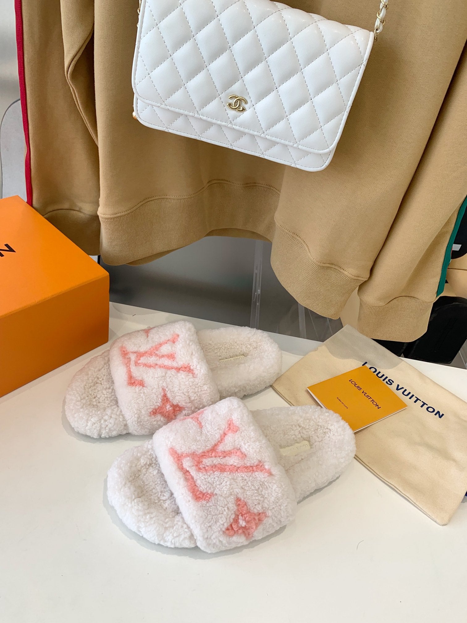 LV WOMEN'S PASEO FLAT SLIPPER IN WHITE FLEECE WITH LIGHT PINK LOGO、mysite、Cacoeks