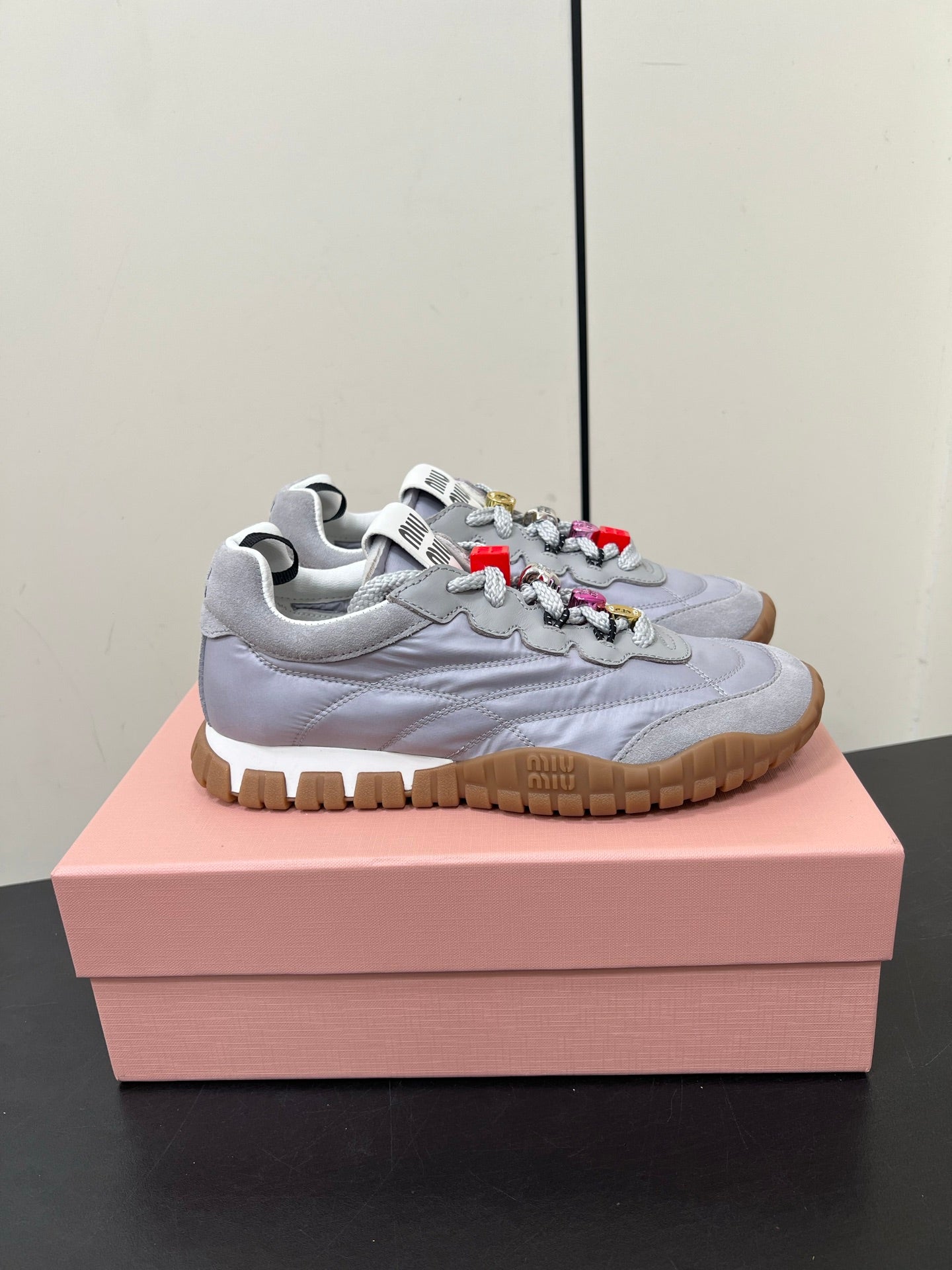 TYRE SNEAKERS IN GREY TECHNICAL FABRIC AND SUEDE WITH STICKER、mysite、Cacoeks