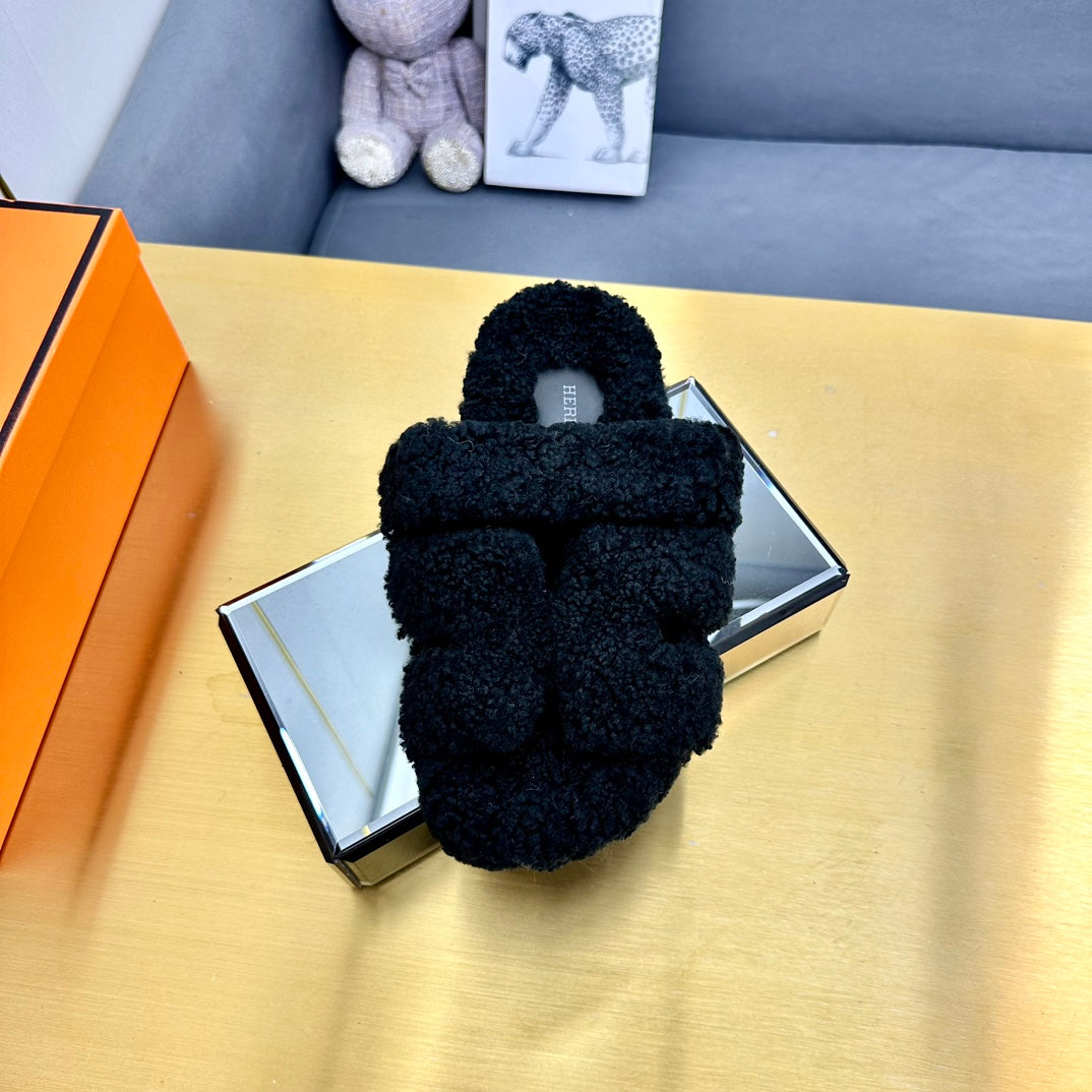 CHYPRE SANDAL IN BLACK SHEARLING、mysite、Cacoeks