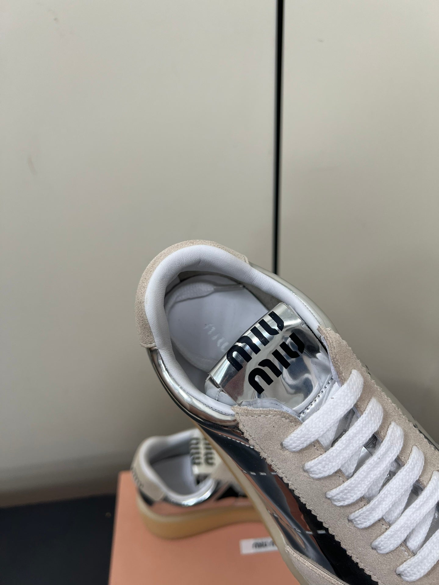 THICK-SOLED RETRO SNEAKERS IN SILVER METALLIC LAMBSKIN AND BEIGE SUEDE、mysite、Cacoeks