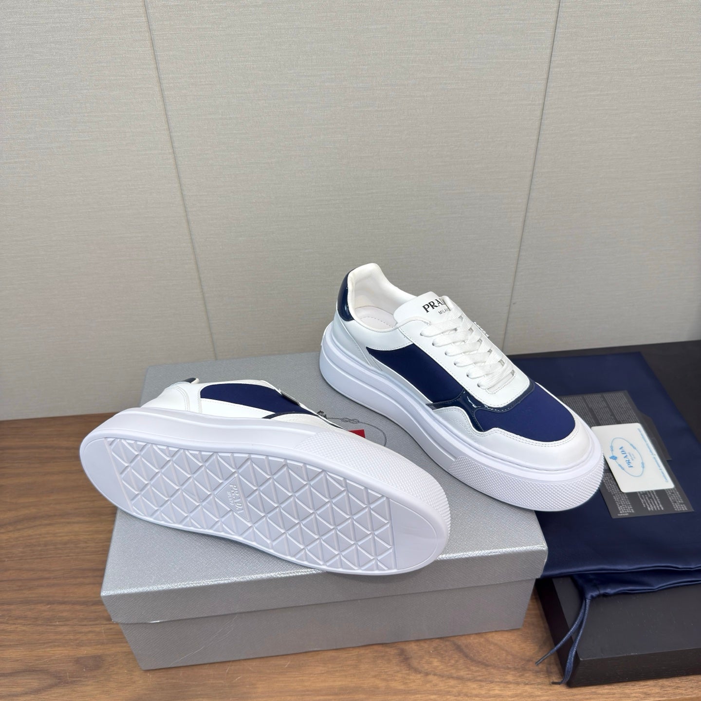 PRADA 25S DOWNTOWN BOLD SNEAKERS 45MM IN WHITE AND NAVY BLUE CALFSKIN、mysite、Cacoeks