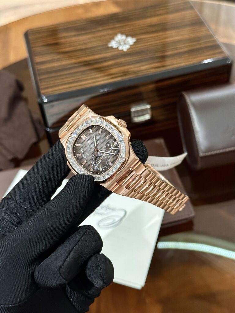 Đồng Hồ Patek Philippe Nautilus 5724 Bọc Vàng Độ Kim Cương Moissanite 40mm (7)