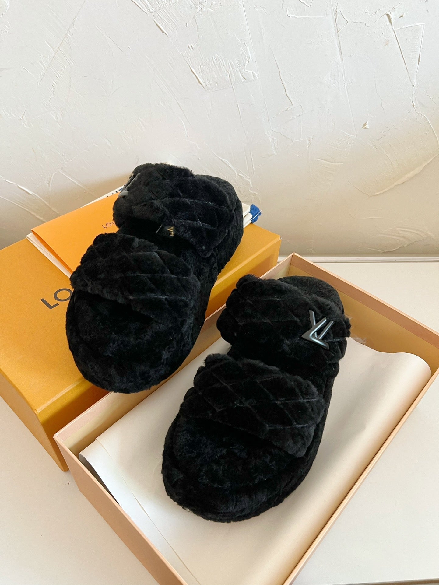 LV SUNSET PLATFORM COMFORT MULE IN BLACK SHEARLING、mysite、Cacoeks