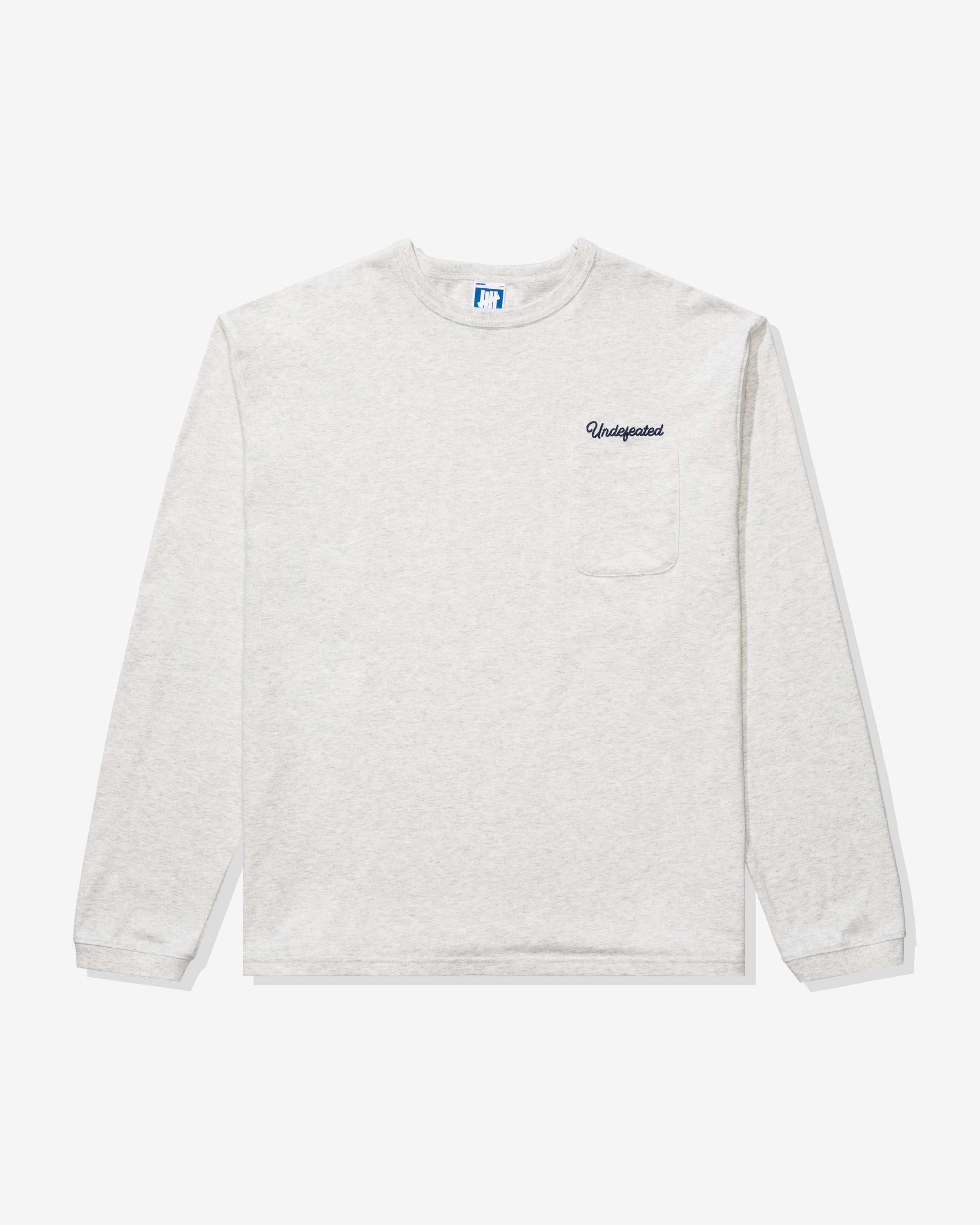 UNDEFEATED SCRIPT L/S POCKET TEE