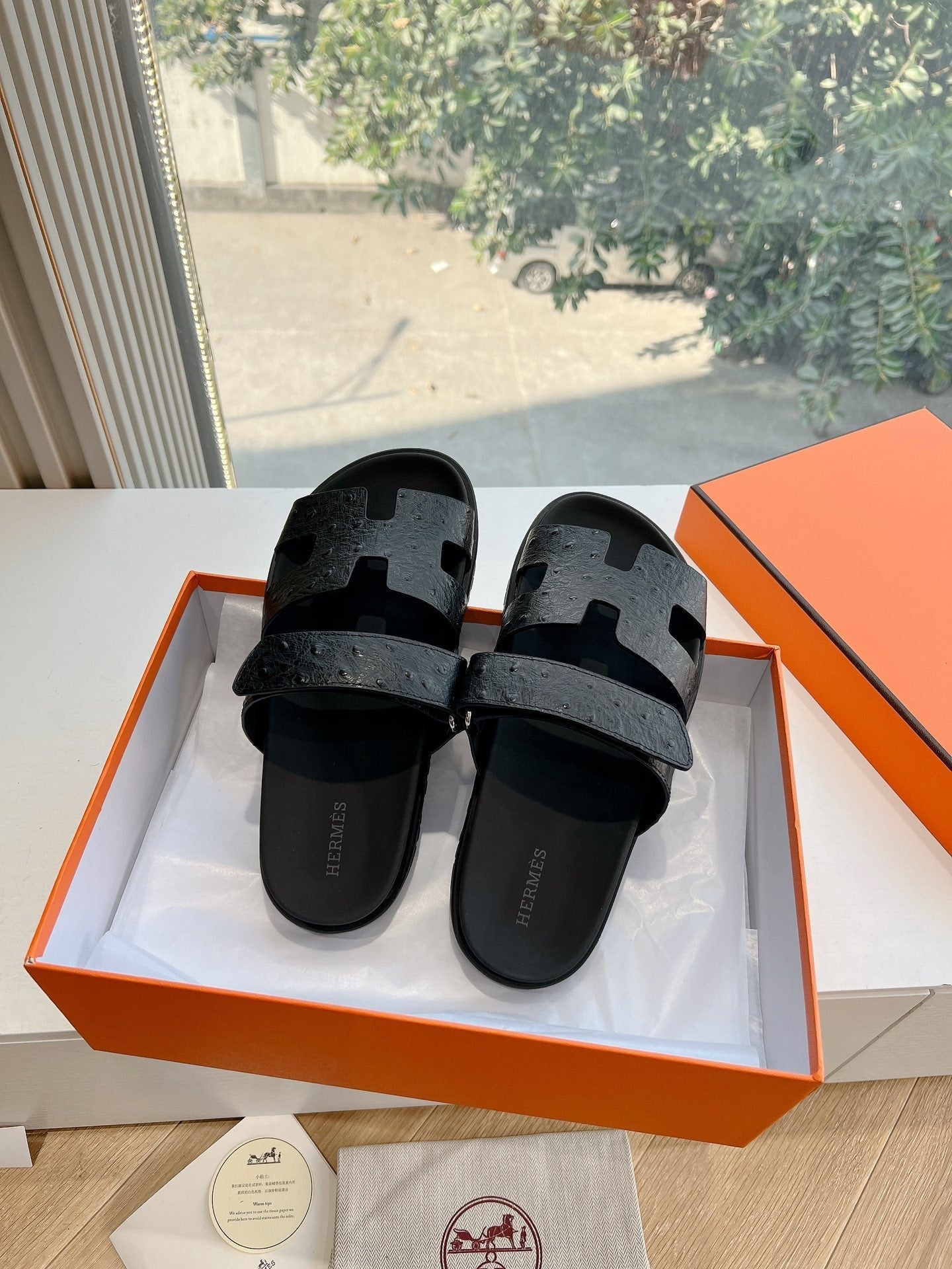 CHYPRE SANDAL IN BLACK GRAINED CALFSKIN、mysite、Cacoeks