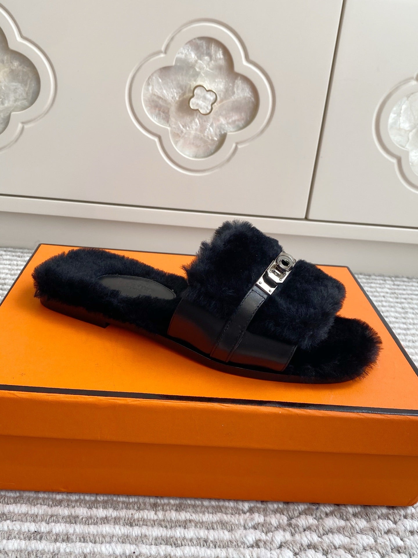 HM 25S GIULIA SANDAL IN BLACK SHEARLING WITH SILVER HARDWARE、mysite、Cacoeks