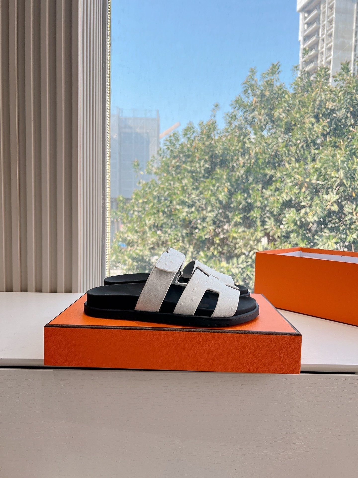 CHYPRE SANDAL IN WHITE GRAINED CALFSKIN、mysite、Cacoeks