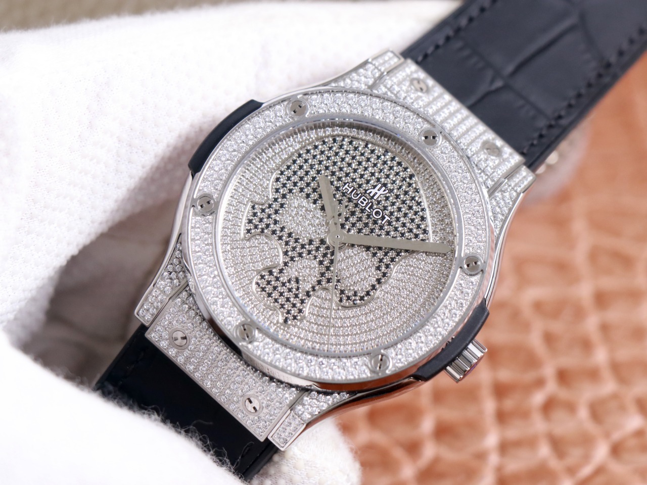 Hublot Classic Fusion Skull Titanium Full Pave 511.NX.9000.LR.1704.SKULL 45mm-fasswatch