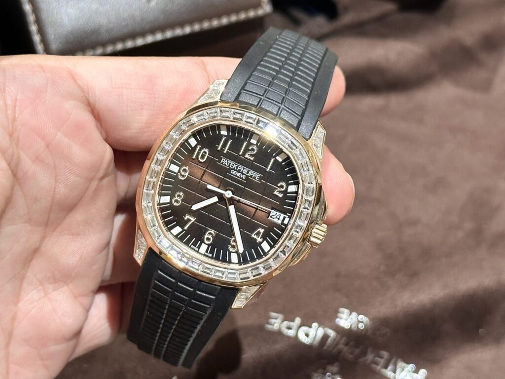 Đồng Hồ Patek Philippe Aquanaut 5167R Vàng Khối 18K Kim Cương Tự Nhiên 40mm (2)