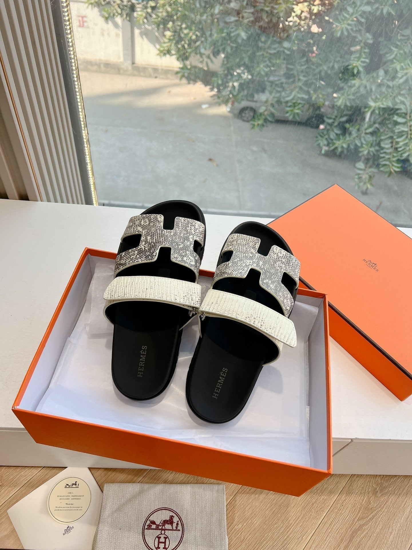 CHYPRE SANDAL IN WHITE MIX BLACK LIZARD SKIN、mysite、Cacoeks