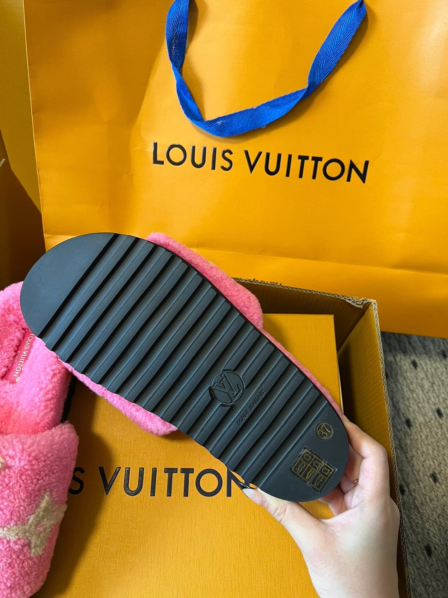 SLIPPER IN BRIGHT PINK FLEECE WITH CAMEL BEIGE LOGO、mysite、Cacoeks