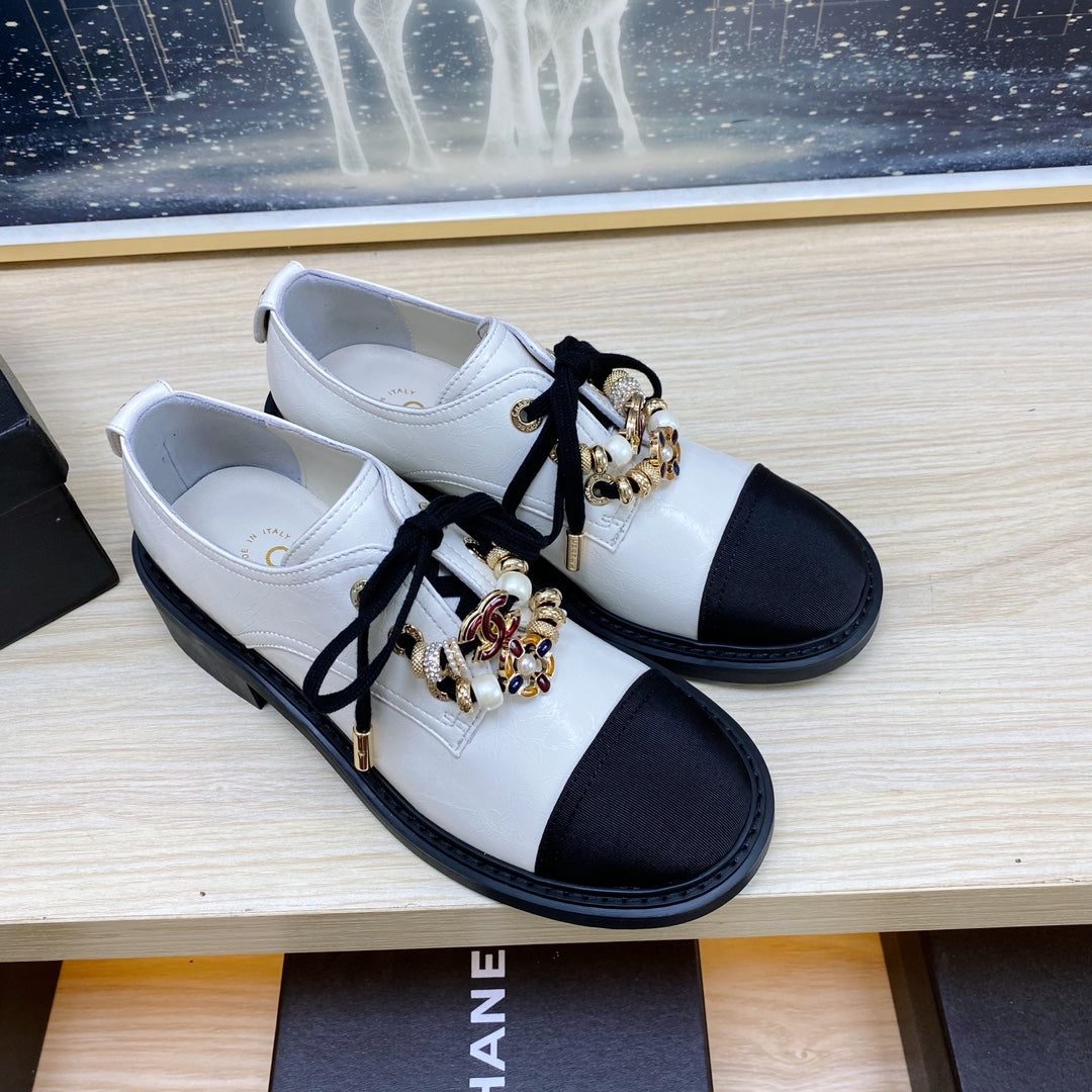 CC COMBAT OXFORD SHOES IN WHITE WRINKLED CALFSKIN AND BLACK GROSGRAIN WITH FAUX PEARL、mysite、Cacoeks