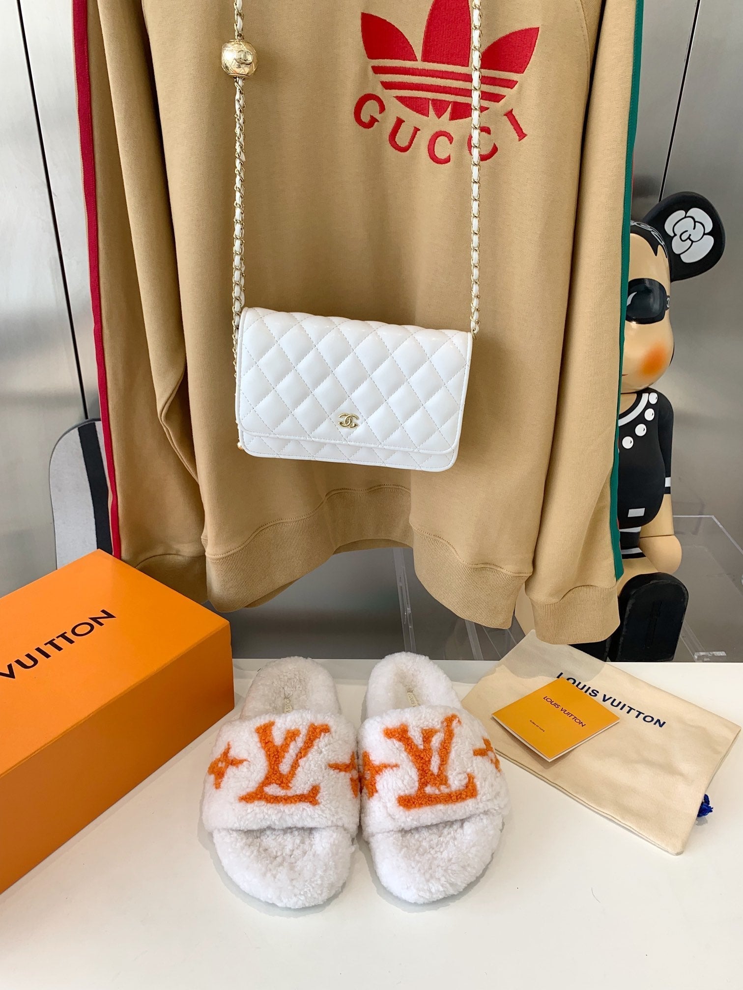 LV WOMEN'S PASEO FLAT SLIPPER IN WHITE FLEECE WITH ORANGE LOGO、mysite、Cacoeks
