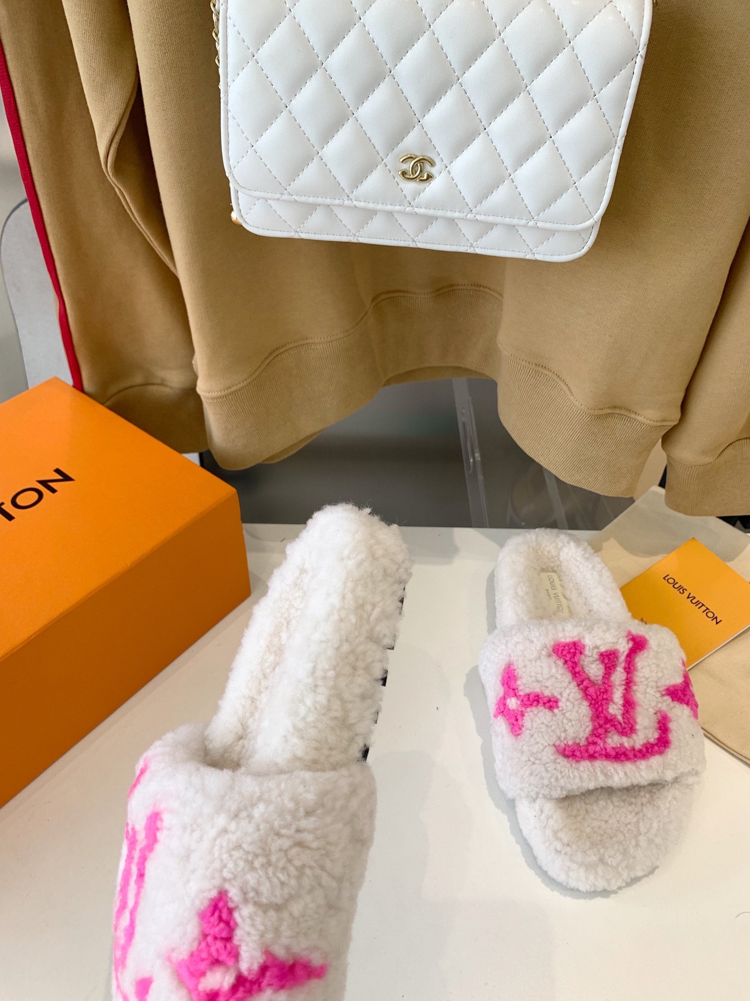 LV WOMEN'S PASEO FLAT SLIPPER IN WHITE FLEECE WITH BRIGHT PINK LOGO、mysite、Cacoeks