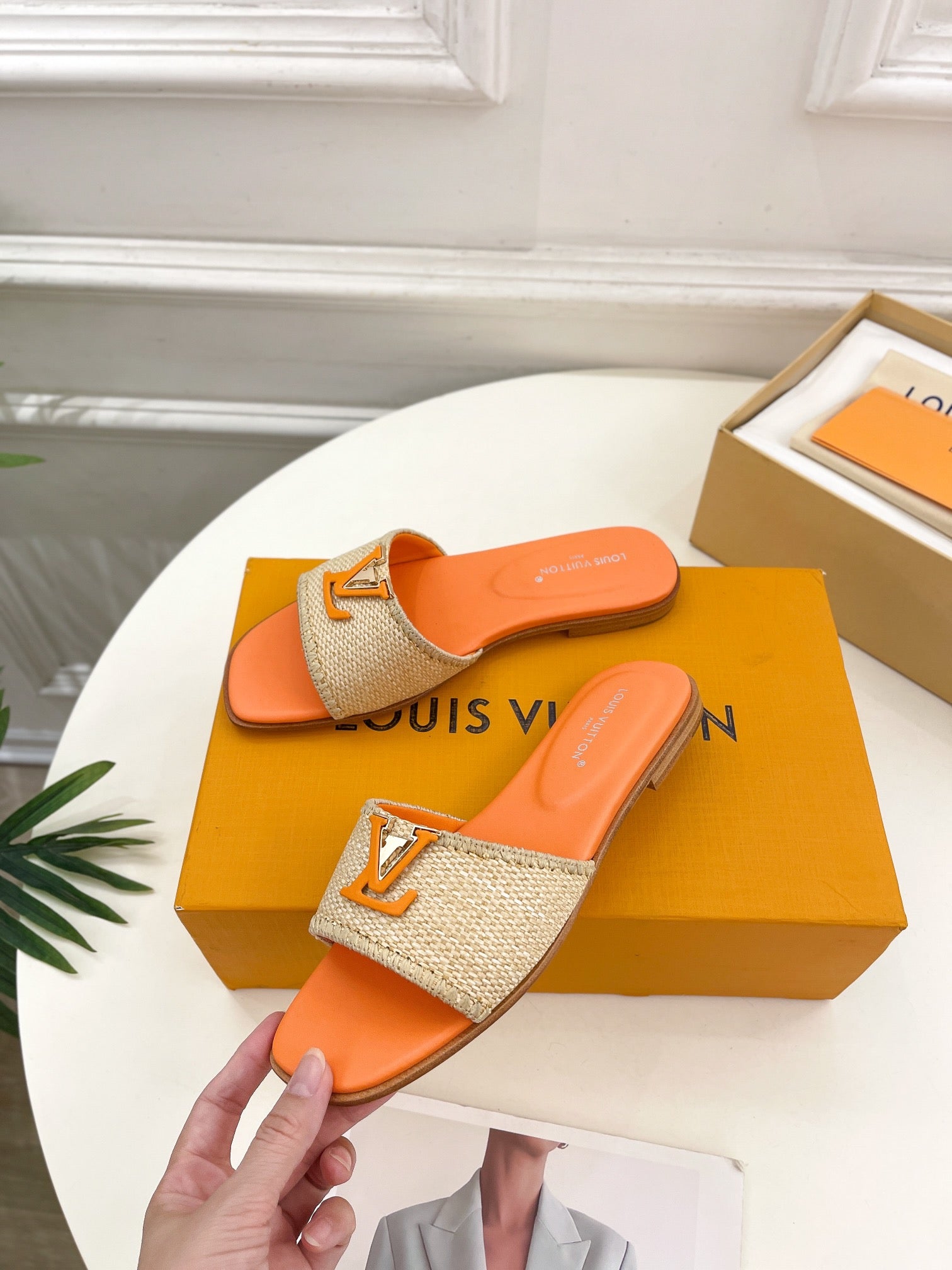 LV WOMEN CAPRI FLAT MULES IN TIGER ORANGE LEATHER AND RAFFIA、mysite、Cacoeks