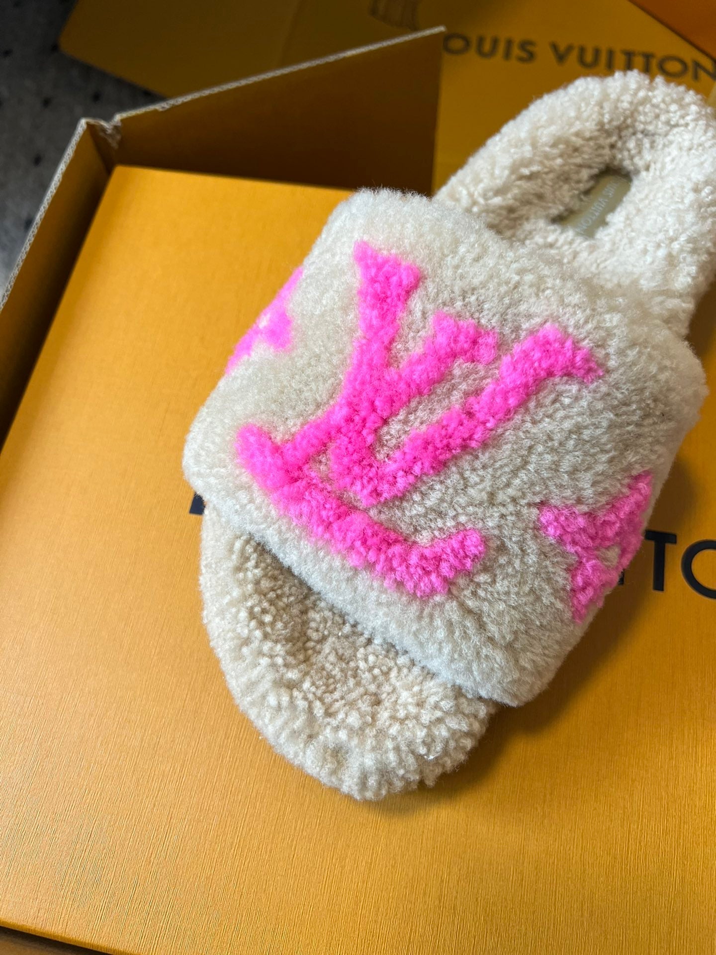 SLIPPER IN CAMEL BEIGE FLEECE WITH BRIGHT PINK LOGO、mysite、Cacoeks