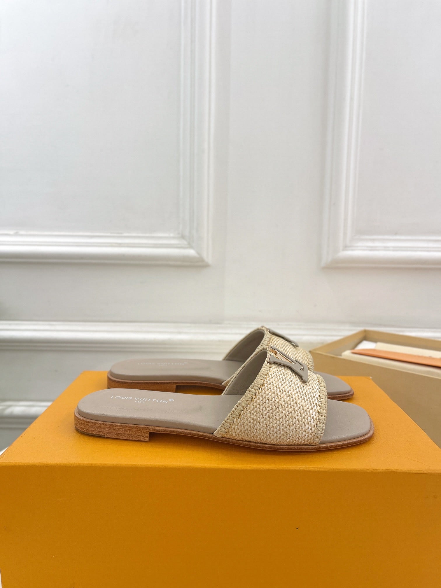 LV WOMEN CAPRI FLAT MULES IN TAN BROWN LEATHER AND RAFFIA、mysite、Cacoeks