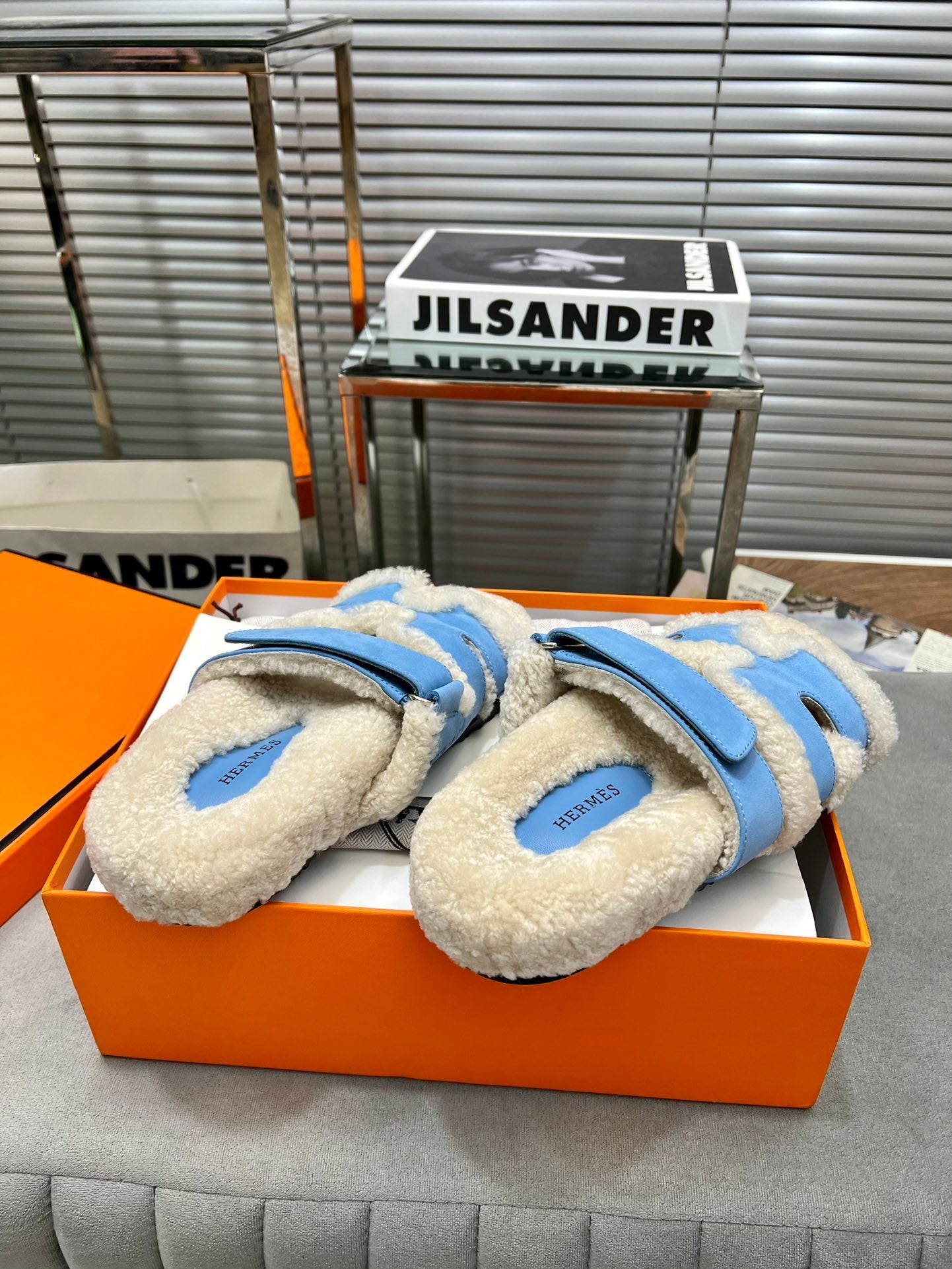 CHYPRE SLIPPERS IN BEIGE LAMB WOOL AND OCEAN BLUE SUEDE、mysite、Cacoeks