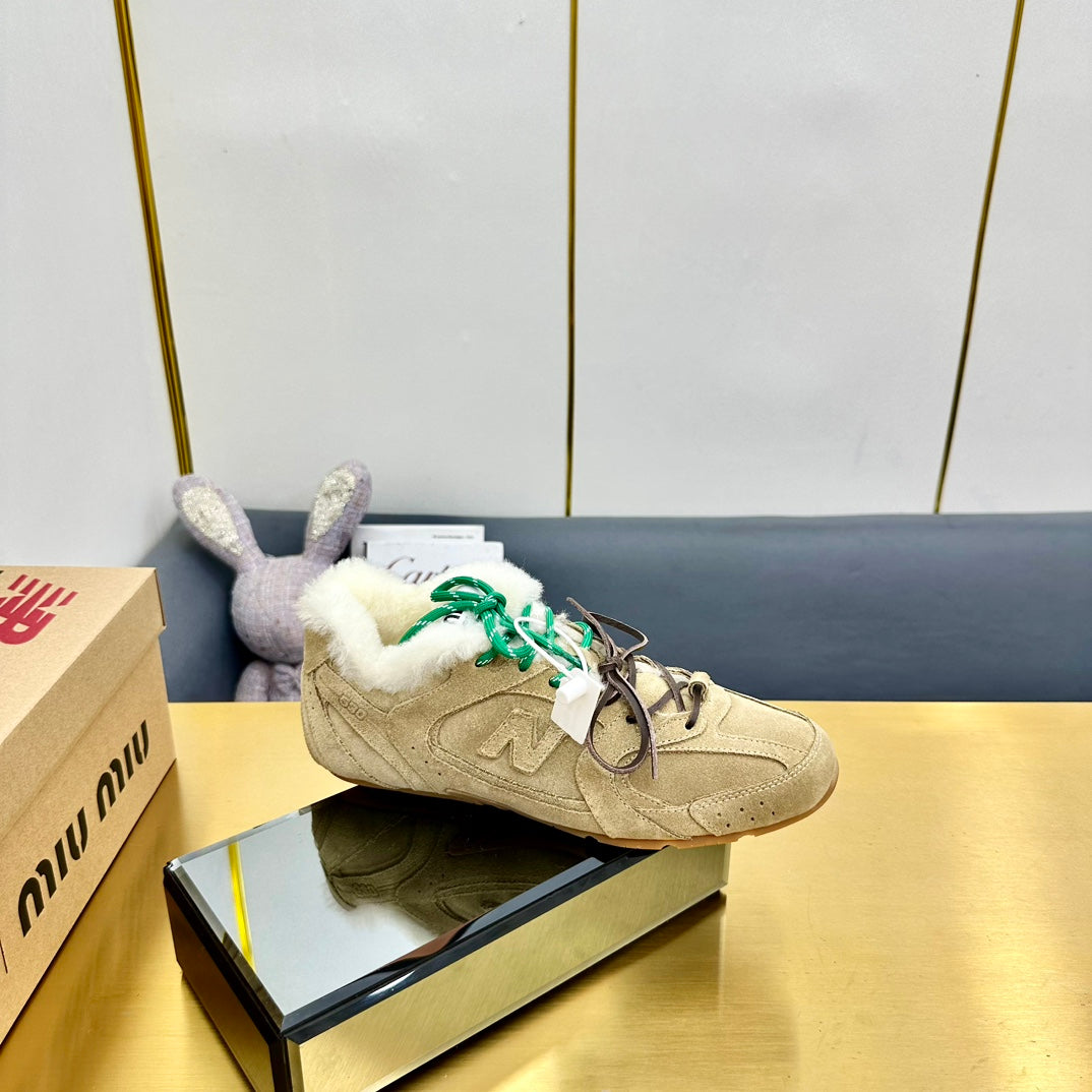 MIUXNB 530 SNEAKERS IN DARK BEIGE SUEDE SHEARLING、mysite、Cacoeks