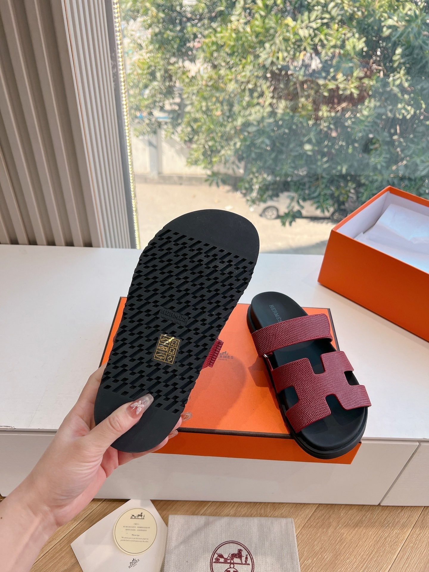 CHYPRE SANDAL IN CURRANT RED SHINY GRAINED CALFSKIN、mysite、Cacoeks