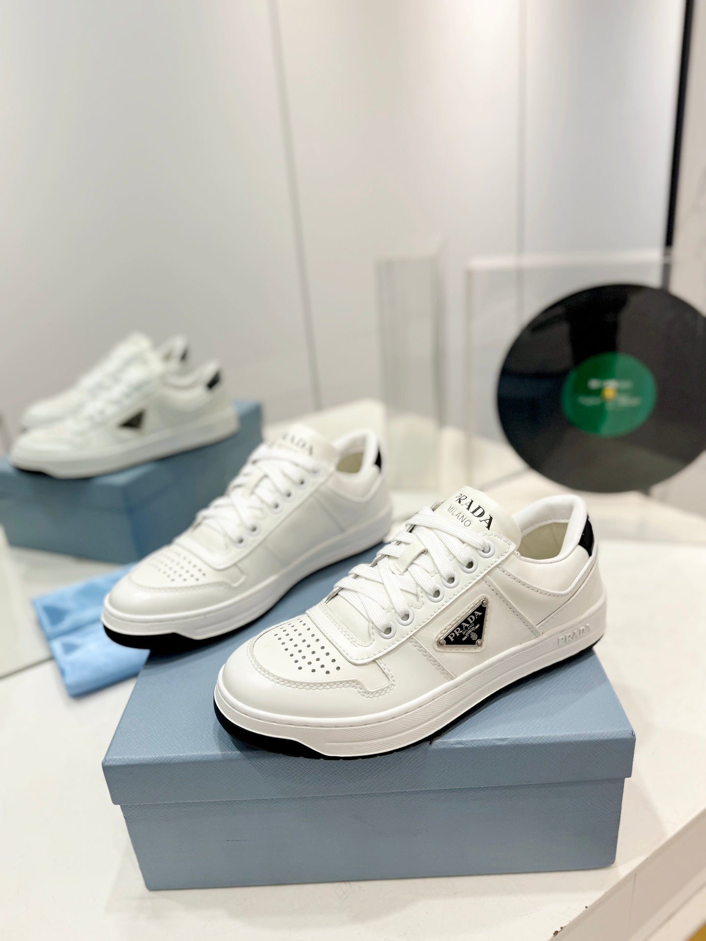 PRA DOWNTOWN PERFORATED SNEAKERS WHITE AND BLACK LOGO CALFSKIN、mysite、Cacoeks