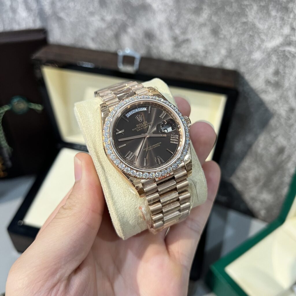 Đồng Hồ Rolex Day-Date 228235 Tinh Chỉnh Độ Moissanite 40mm (1)