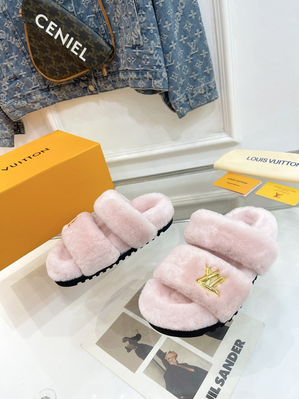 HALF MULE SLIPPERS IN LIGHT PINK FLEECE FEATURING METALLIC LOGO、mysite、Cacoeks