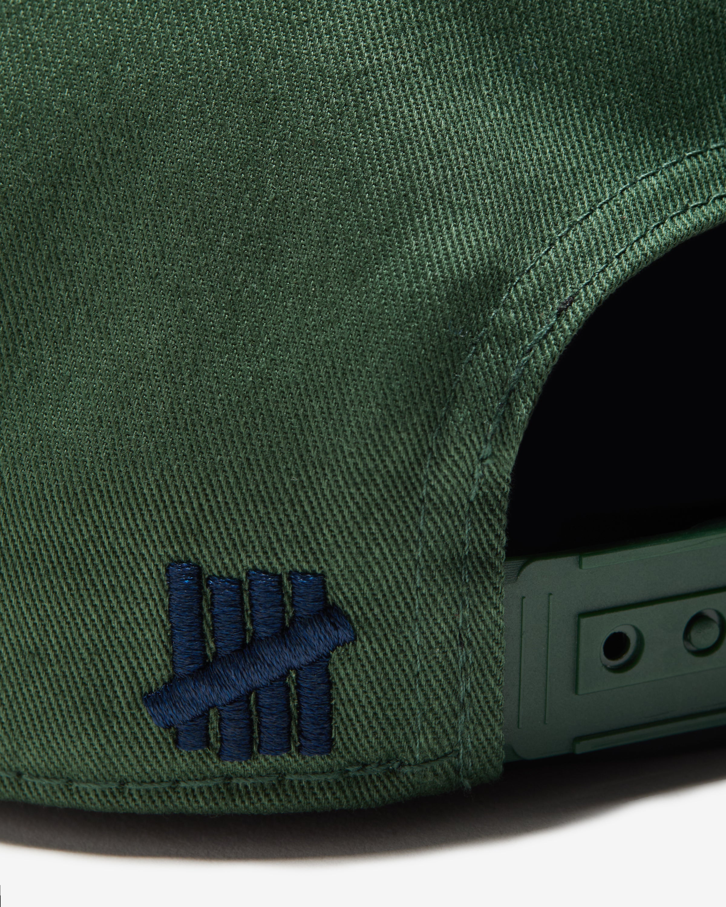 UNDEFEATED SCRIPT LOGO SNAPBACK