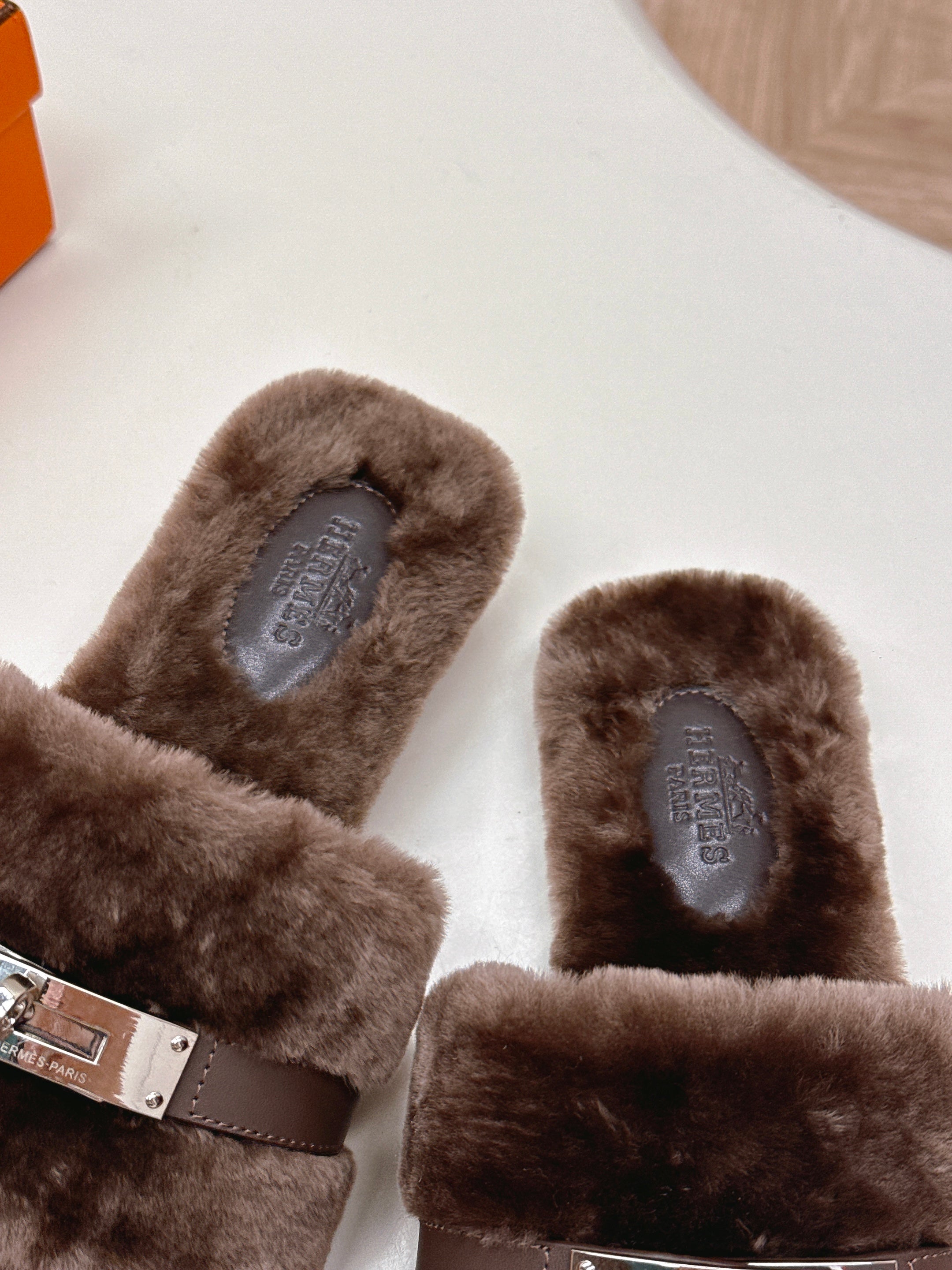 HM 25S ORAN SANDAL IN DARK BROWN SHEARLING WITH SILVER HARDWARE、mysite、Cacoeks