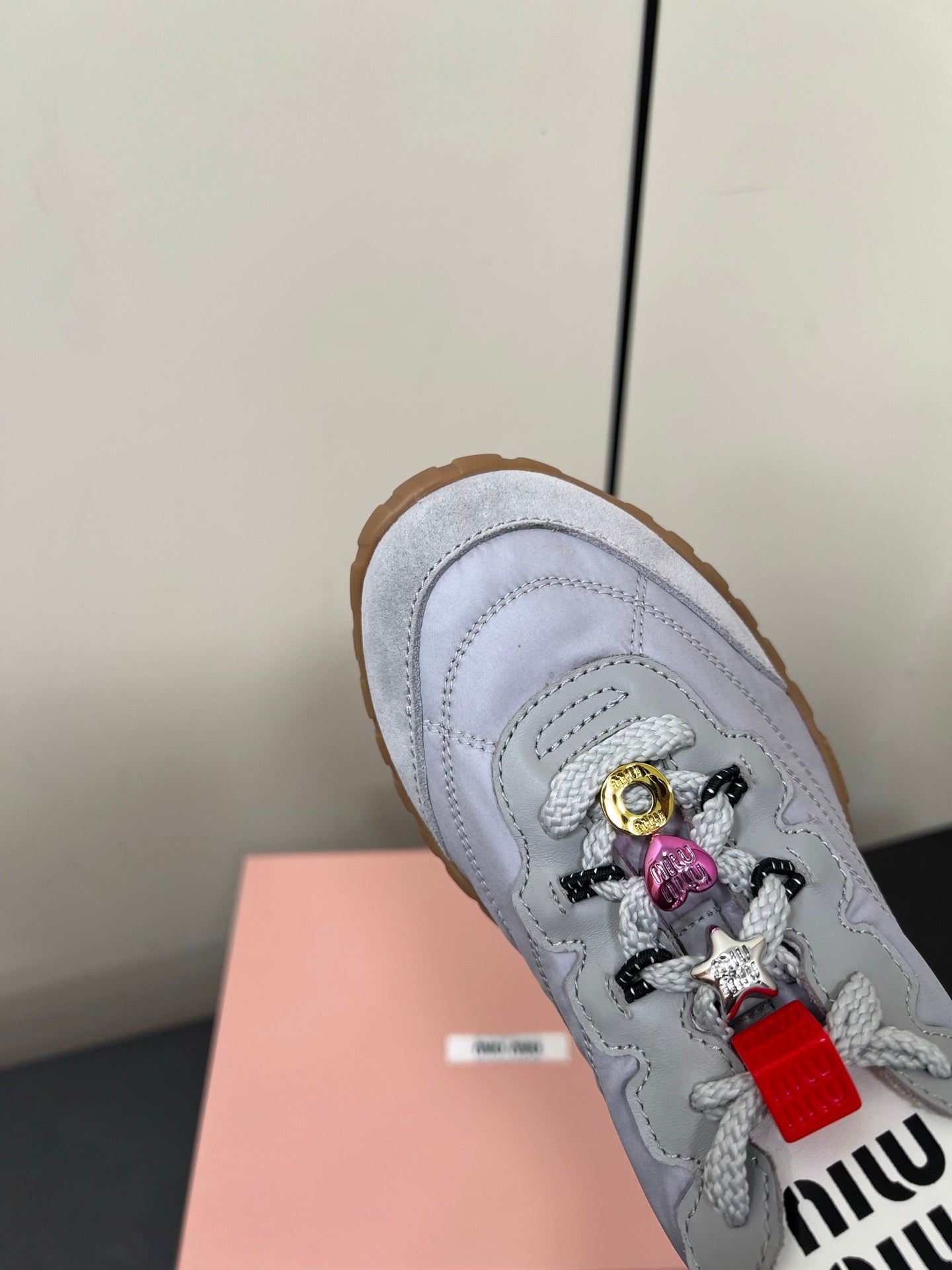 TYRE SNEAKERS IN GREY TECHNICAL FABRIC AND SUEDE WITH STICKER、mysite、Cacoeks