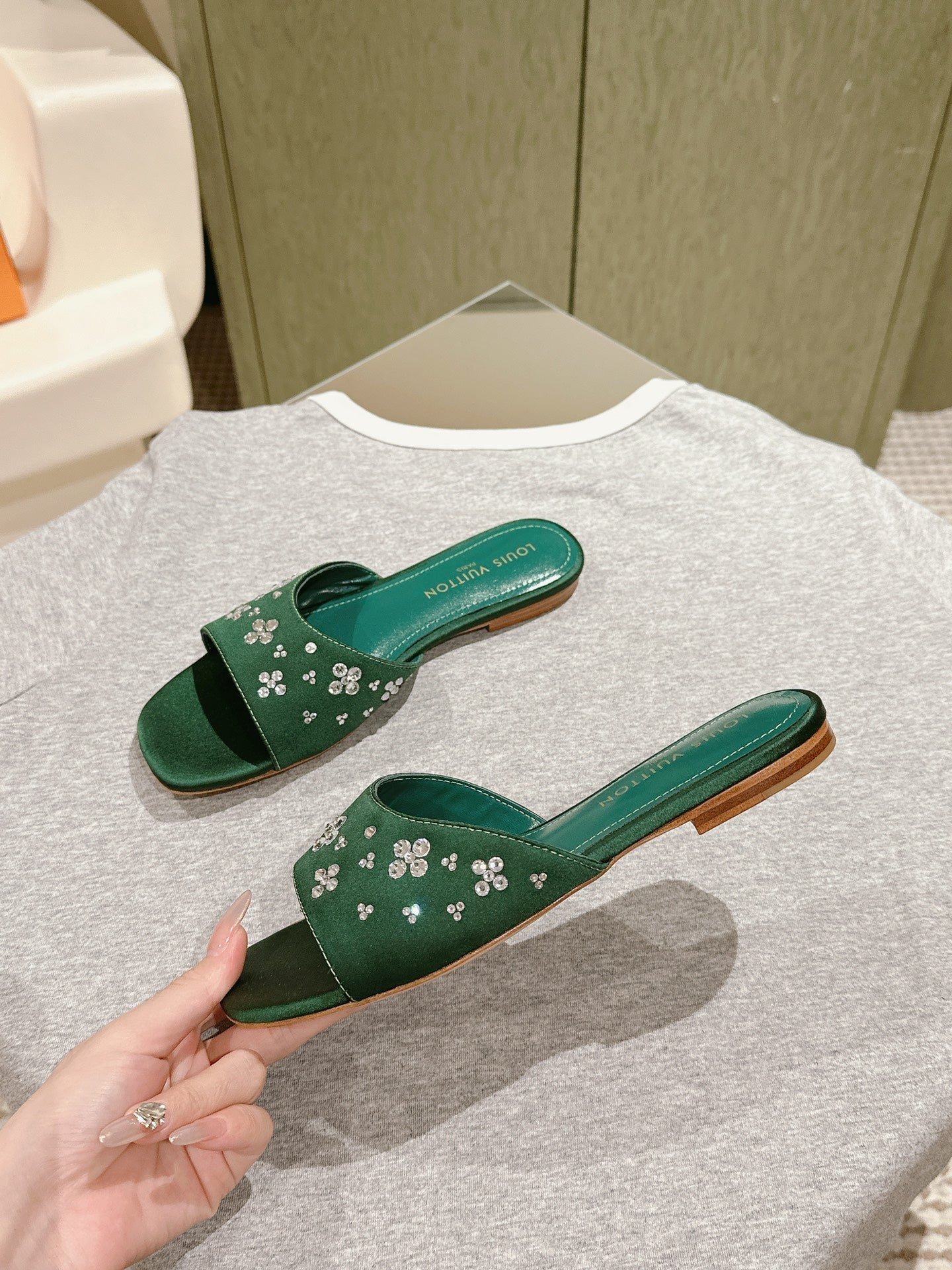 LV WOMEN FLAT MULE IN GREEN FOREST SATIN WITH RHINESTONE、mysite、Cacoeks