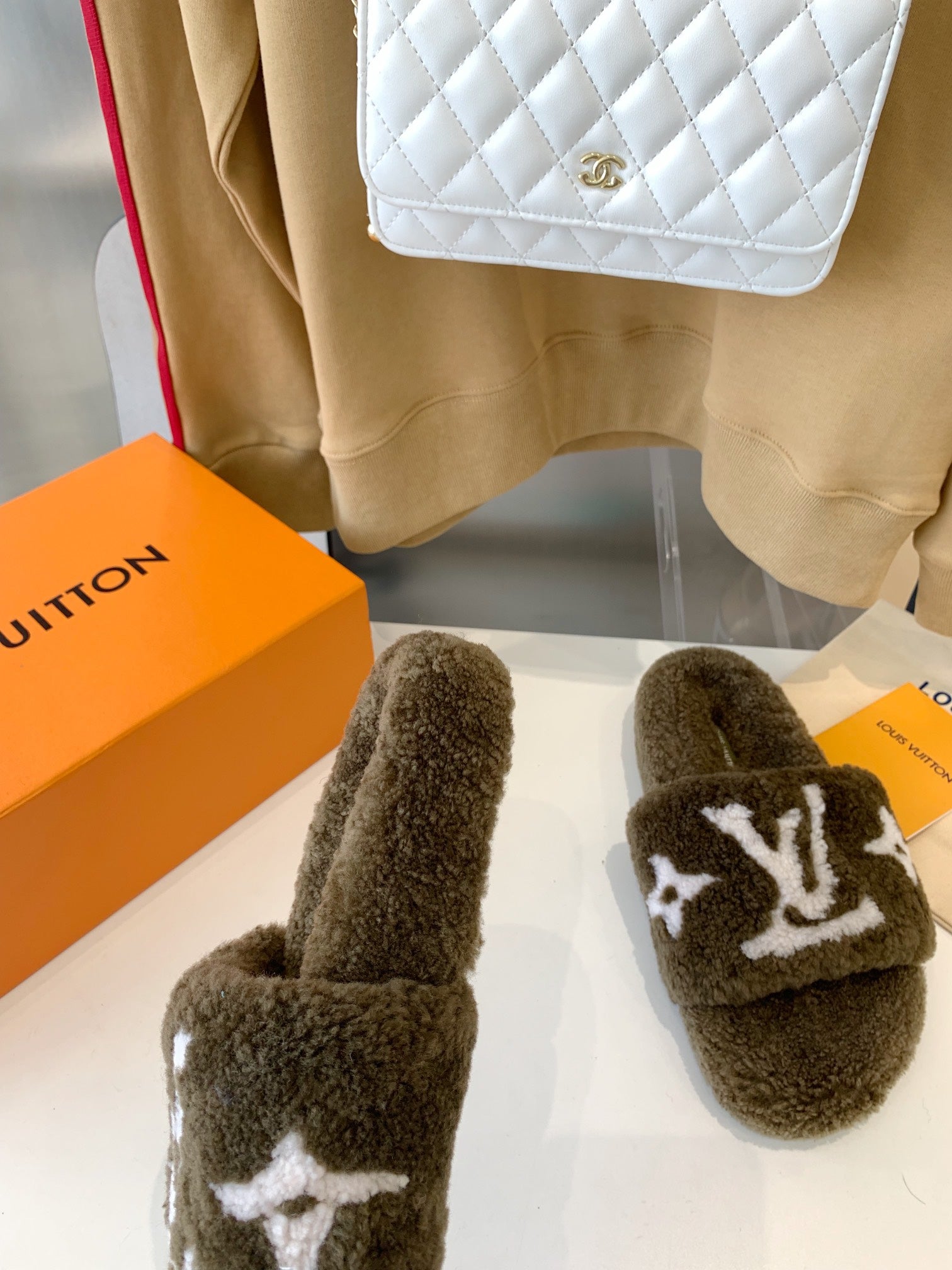 LV WOMEN'S PASEO FLAT SLIPPER IN OLIVE GREEN FLEECE WITH WHITE LOGO、mysite、Cacoeks