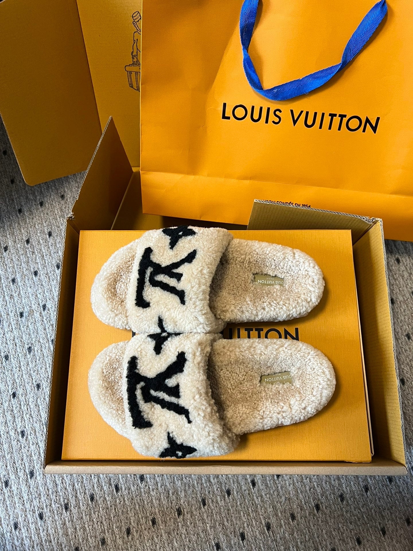 SLIPPER IN CAMEL BEIGE MIX BLACK FLEECE、mysite、Cacoeks