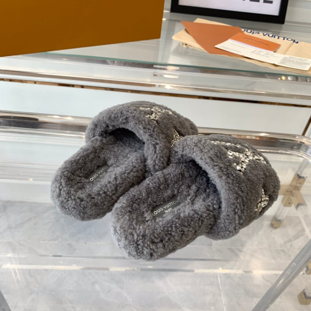 LV WOMEN'S PASEO FLAT SLIPPER IN GREY FLEECE、mysite、Cacoeks