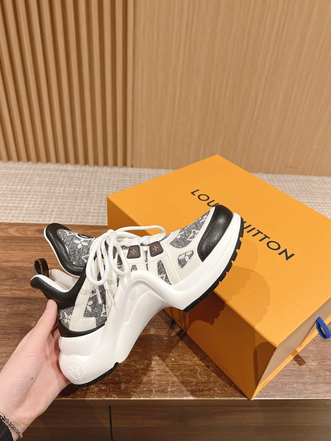 LV ARCHLIGHT SNEAKER IN WHITE MIX BLACK CALFSKIN AND MONOGRAM DENIM、mysite、Cacoeks
