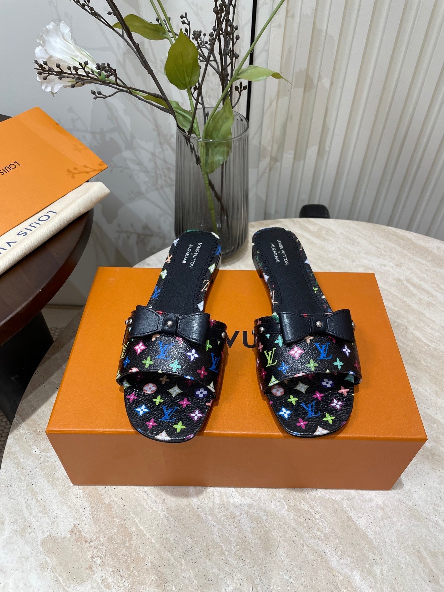 BOW FLAT MULES IN BLACK MONOGRAM LAMBSKIN、mysite、Cacoeks