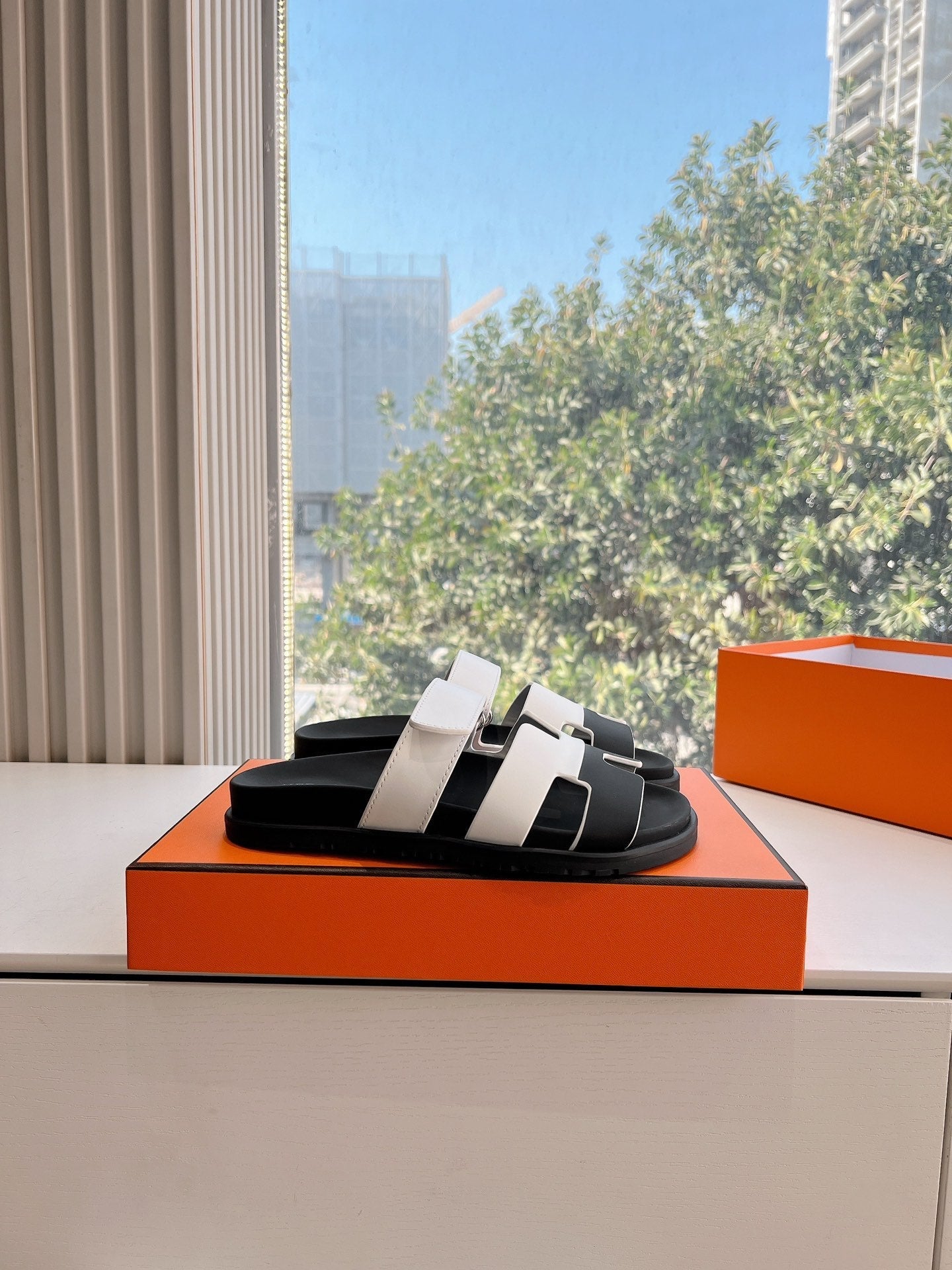 CHYPRE SANDAL IN WHITE MIX BLACK CALFSKIN、mysite、Cacoeks