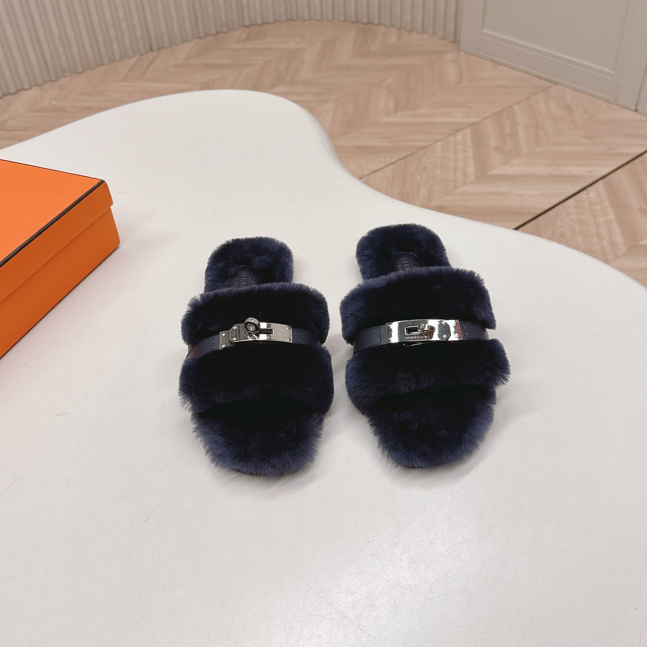 HM 25S ORAN SANDAL IN CHARCOAL NAVY SHEARLING WITH SILVER HARDWARE、mysite、Cacoeks