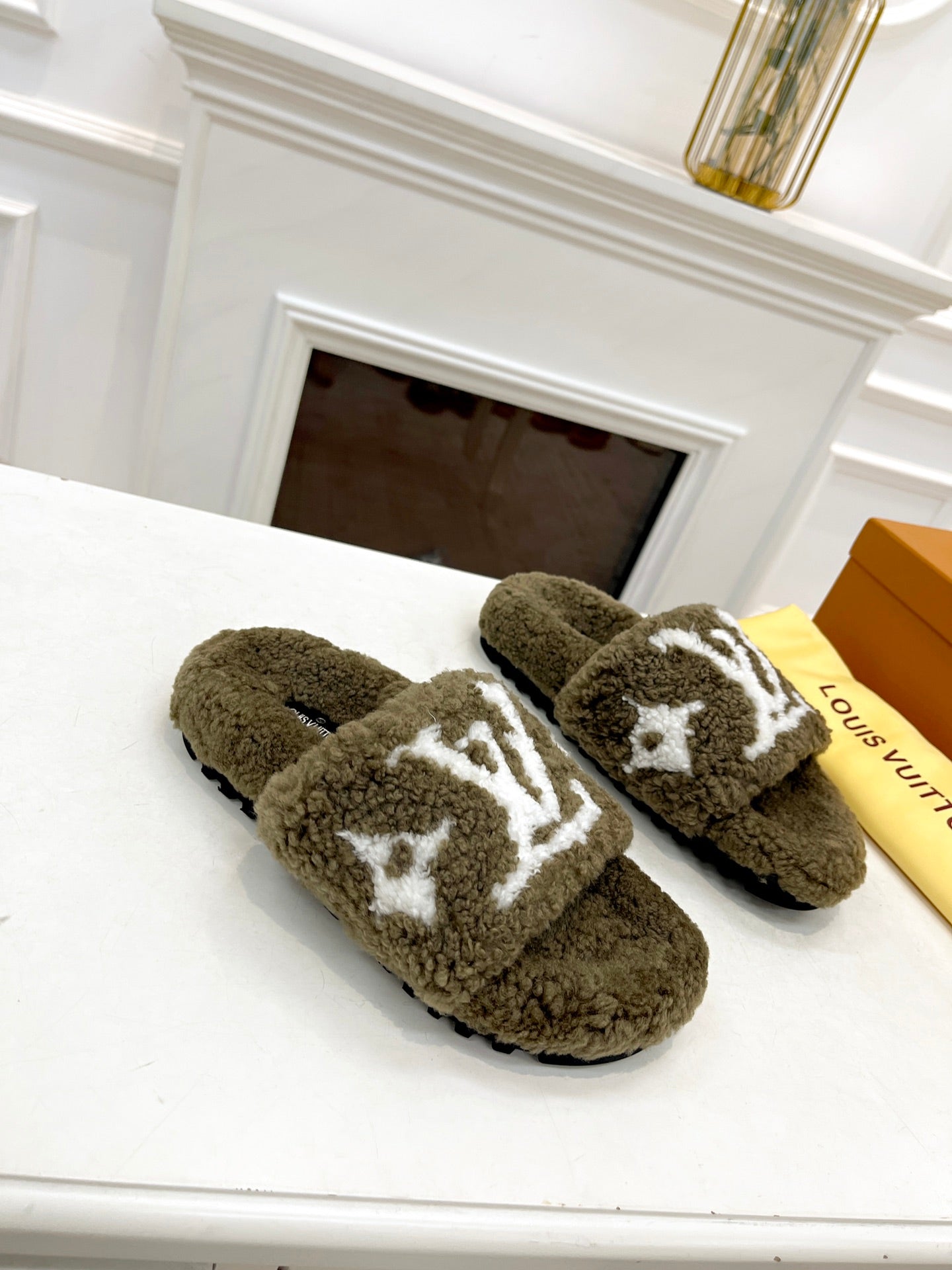 LV FLAT SLIPPER IN ARMY GREEN MIX WHITE SHEARLING、mysite、Cacoeks