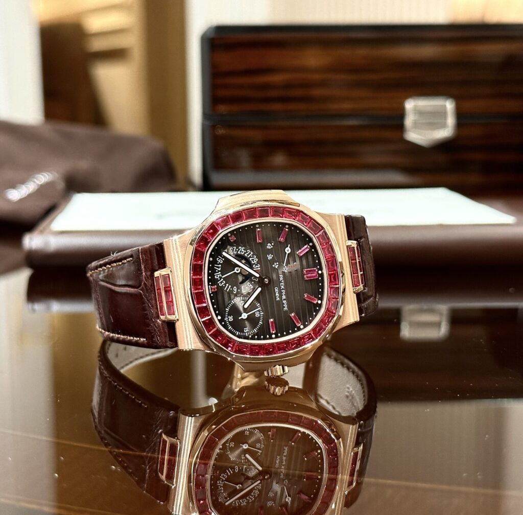Đồng Hồ Patek Philippe Nautilus 5724 Bọc Vàng Độ Đá Ruby Đỏ 40mm (1)