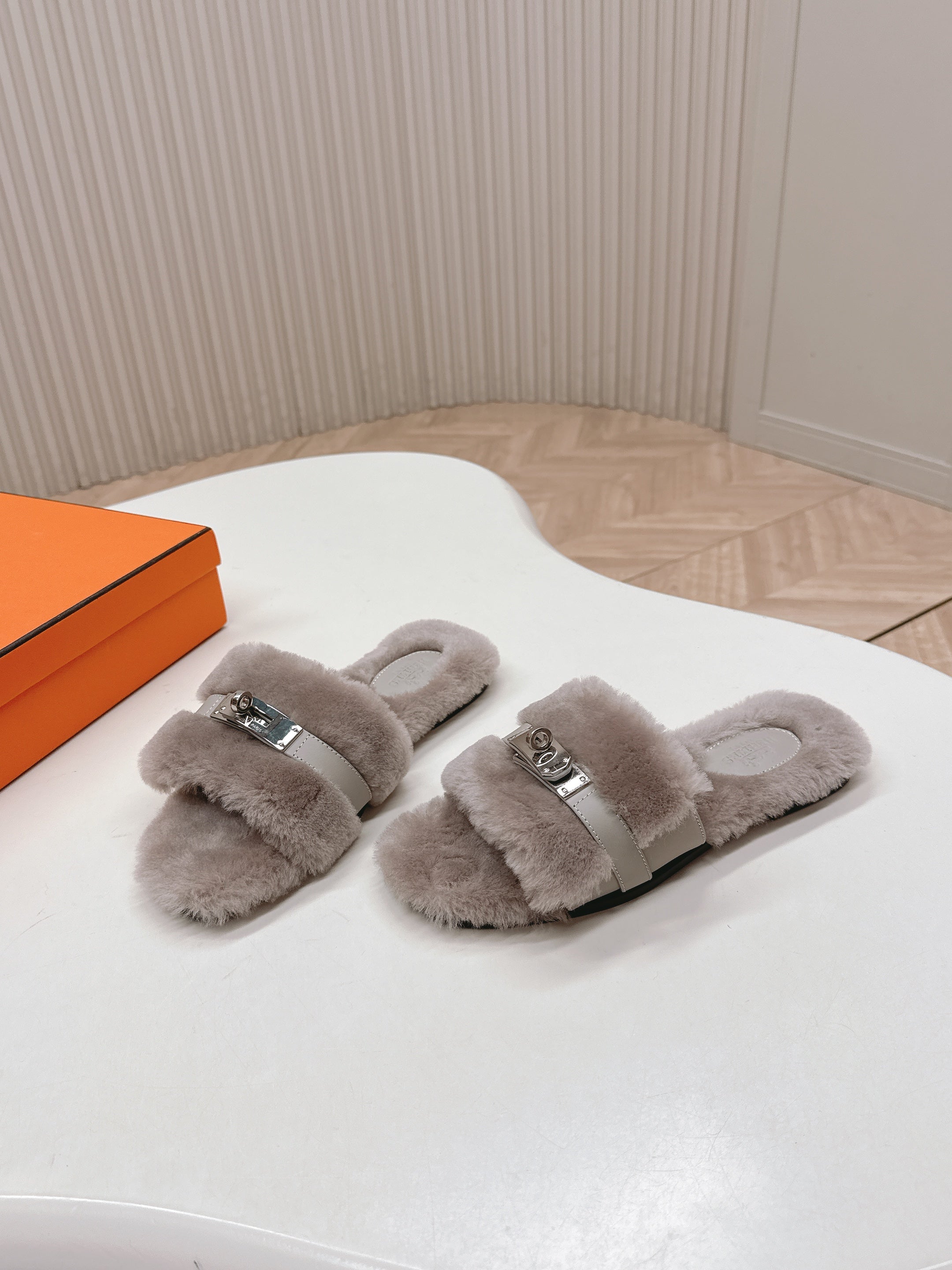 HM 25S ORAN SANDAL IN PALE BEIGE GRAY SHEARLING WITH SILVER HARDWARE、mysite、Cacoeks